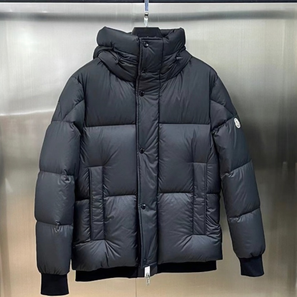 LIKE NEW MONCLER  RISLER SHORT DOWN JACKET. SIZE 5